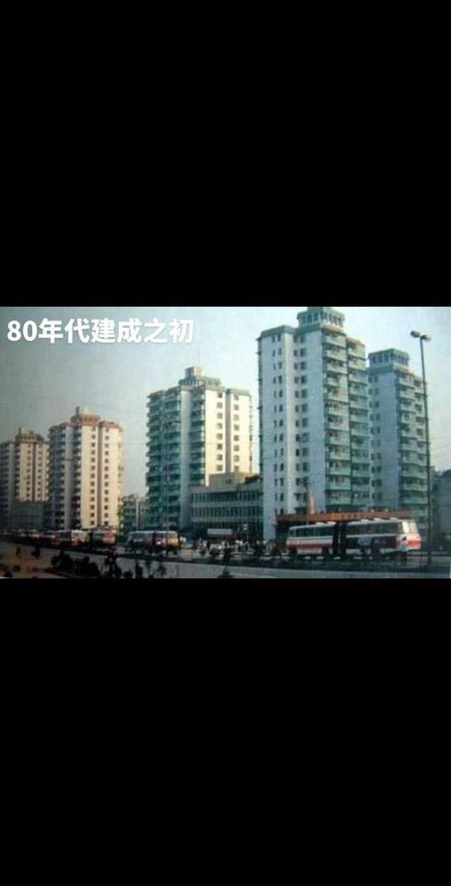 重庆江北观音桥鹞子丘住宅楼爆破成功,为观音桥商圈扩容腾出了黄金宝