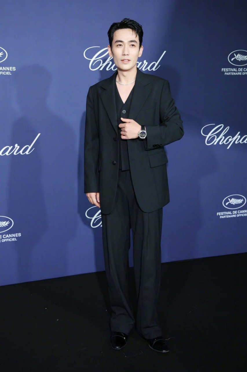 朱一龙戛纳电影节萧邦晚宴,依旧是黑色西装造型,率性简约的龙哥.