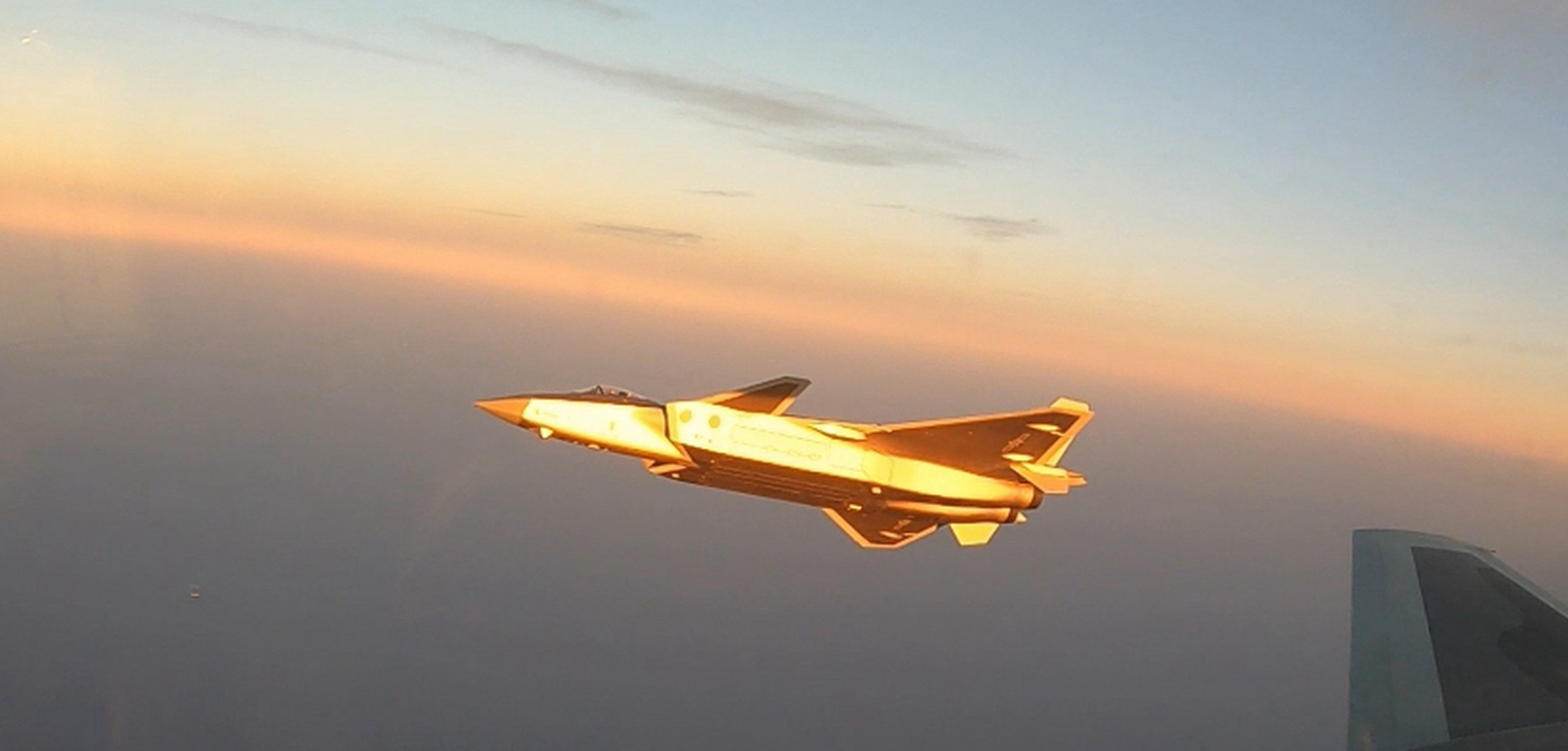 歼-20"威龙"战斗机太帅了,在朝阳沐浴下如披金甲,妥妥的黄金战机.