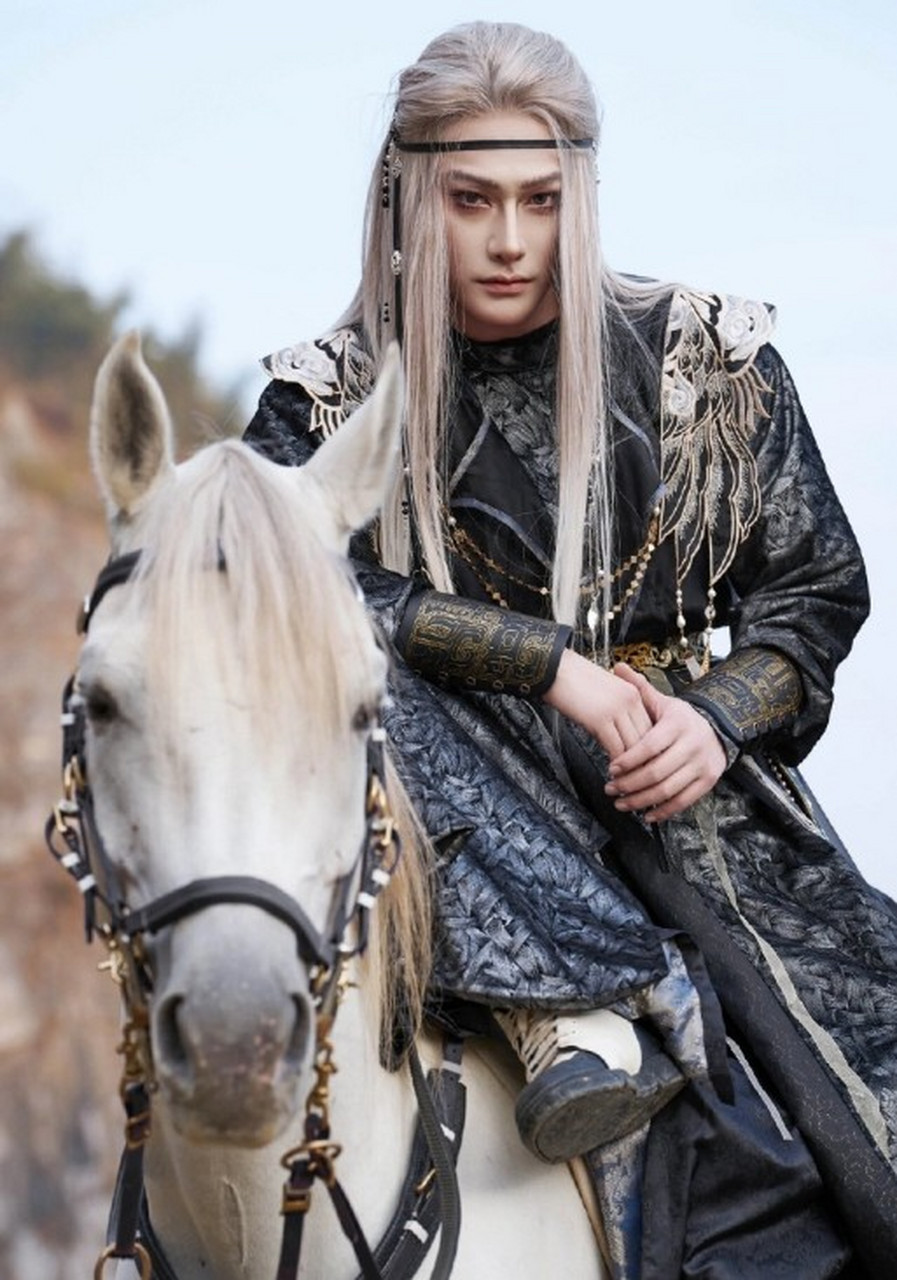 天哪,看了朱梓骁这个妆容改造后,我终于想起了以前看《流星雨》的时候