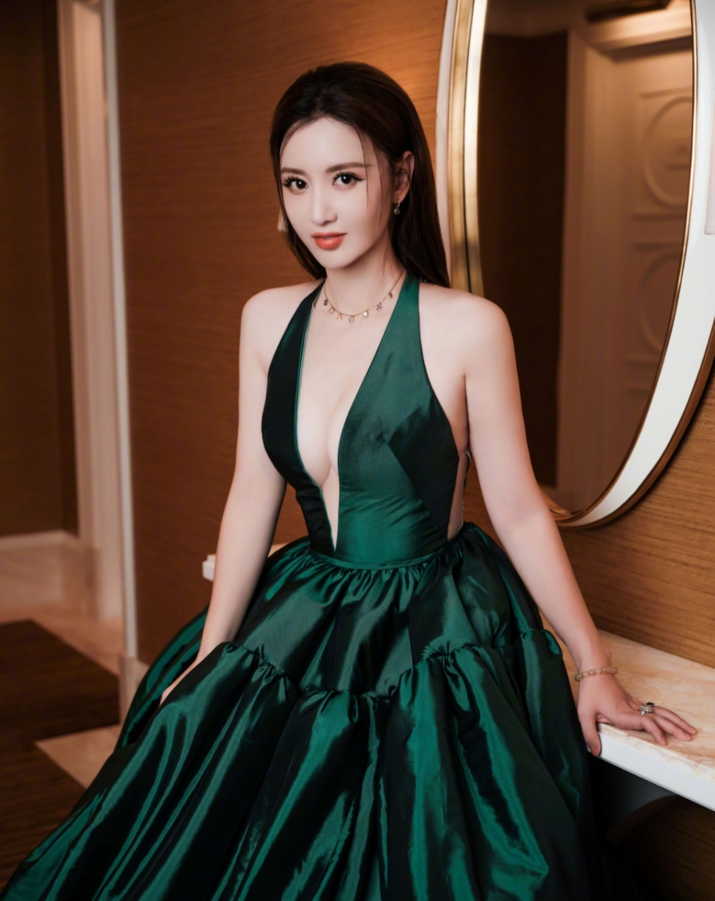 张萌出席活动,一袭深v礼服,着装非常的大胆,尽显完美好身材,性感妩媚