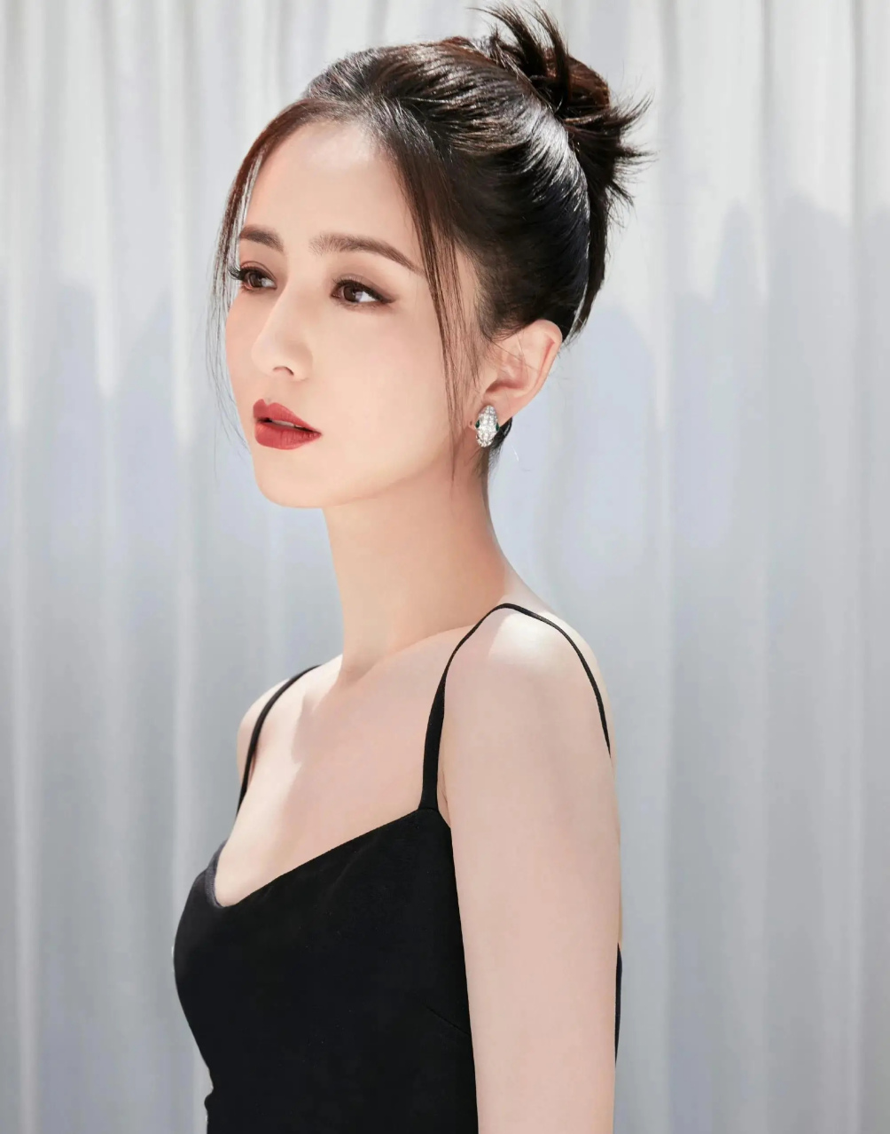 八卦娱乐明星# #佟丽娅# #明星穿搭# 佟丽娅黑色吊带裙造型