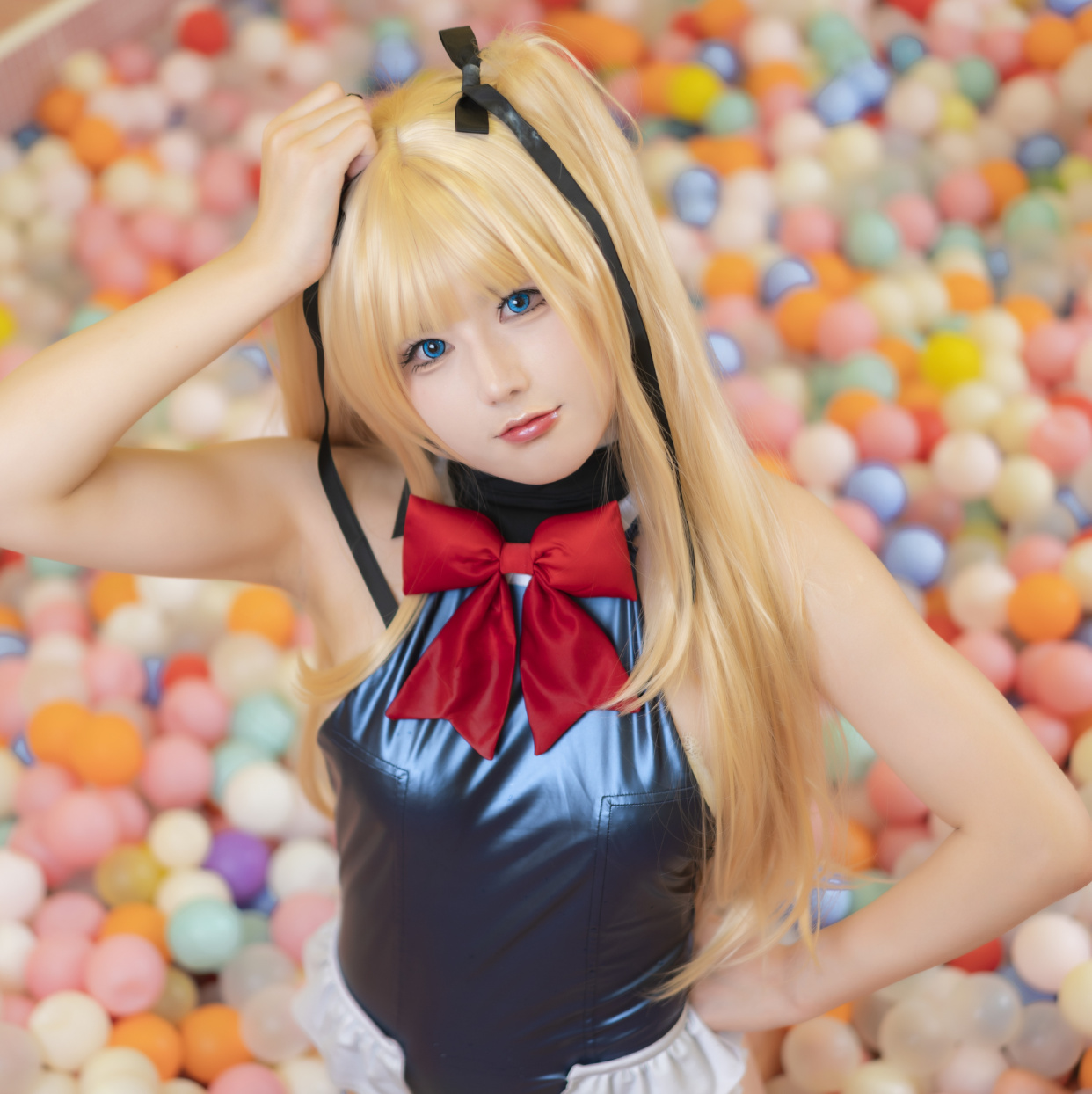 紧身皮衣cos玛丽萝丝,肉嘟嘟的小脸蛋,一脸呆萌的表情太可爱啦