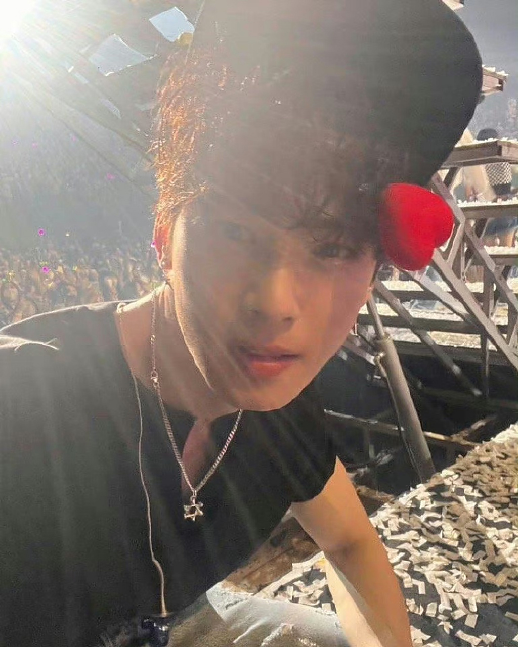 车银优演唱会用粉丝手机自拍# 演唱会上随便拿粉丝的手机自拍也是