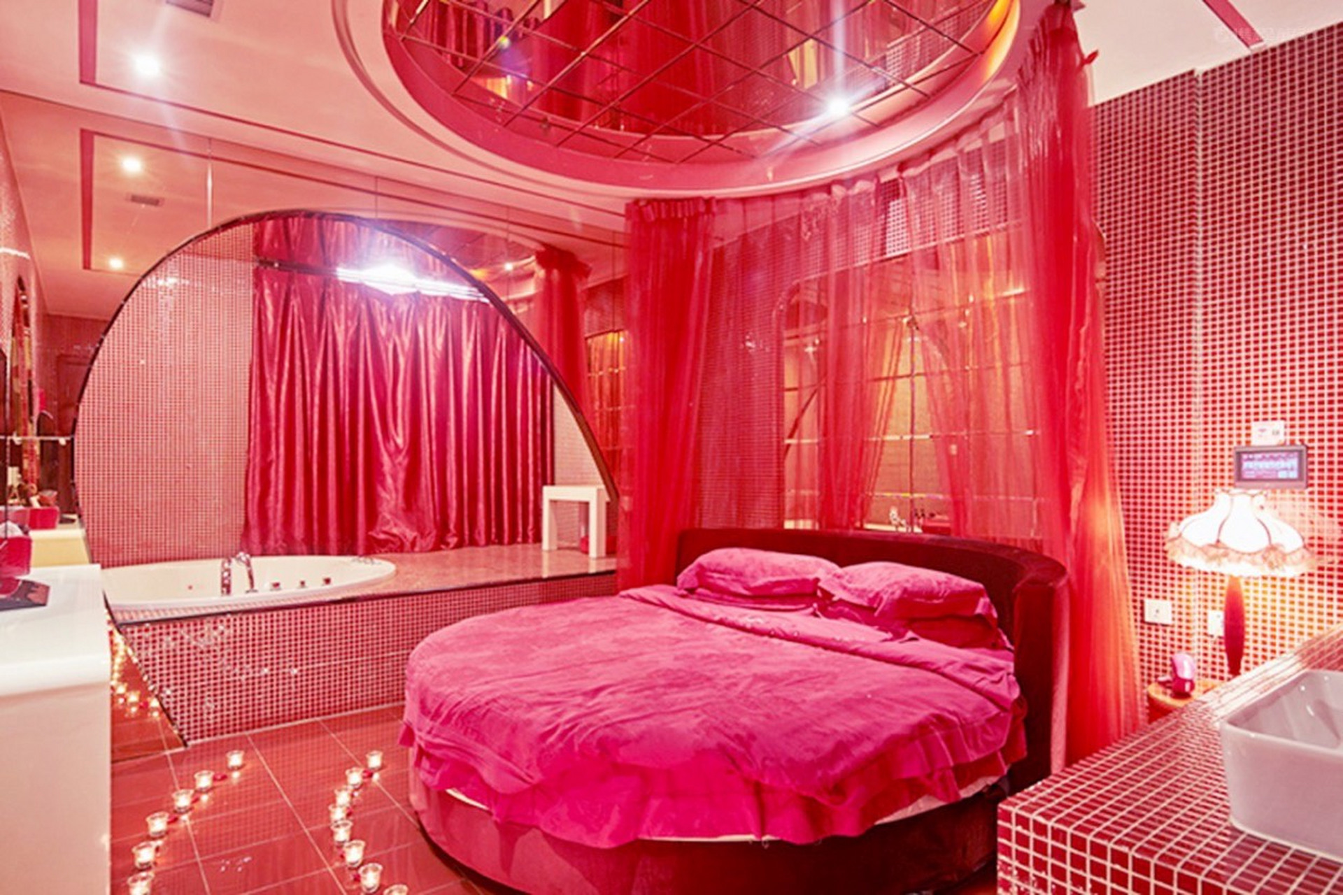 估计情趣酒店会很火爆! 为什么情趣酒店的房全是圆的? 给人新鲜感.