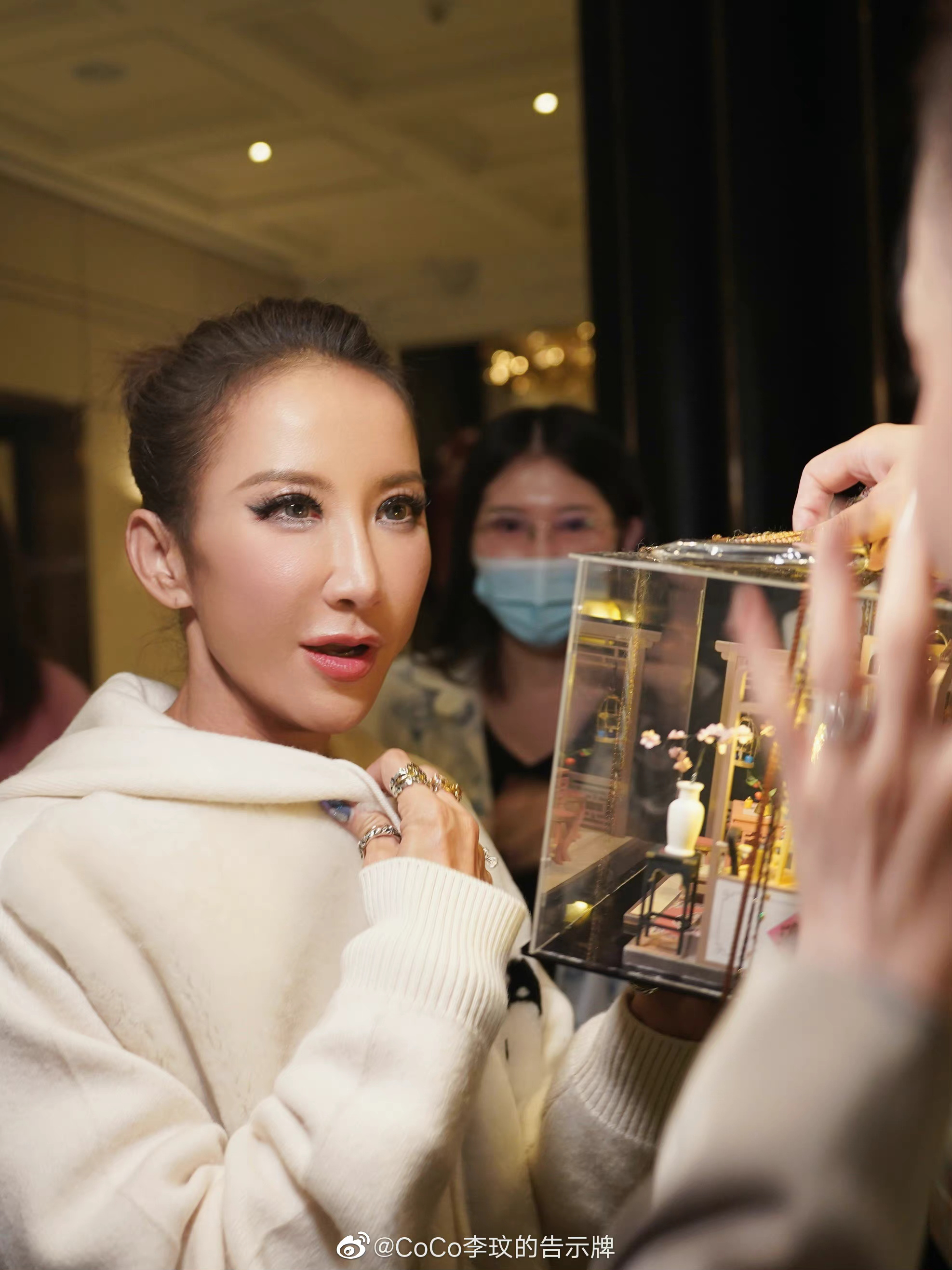 国际天后coco李玟连续工作16小时后,到酒店和歌迷们聊天至天亮
