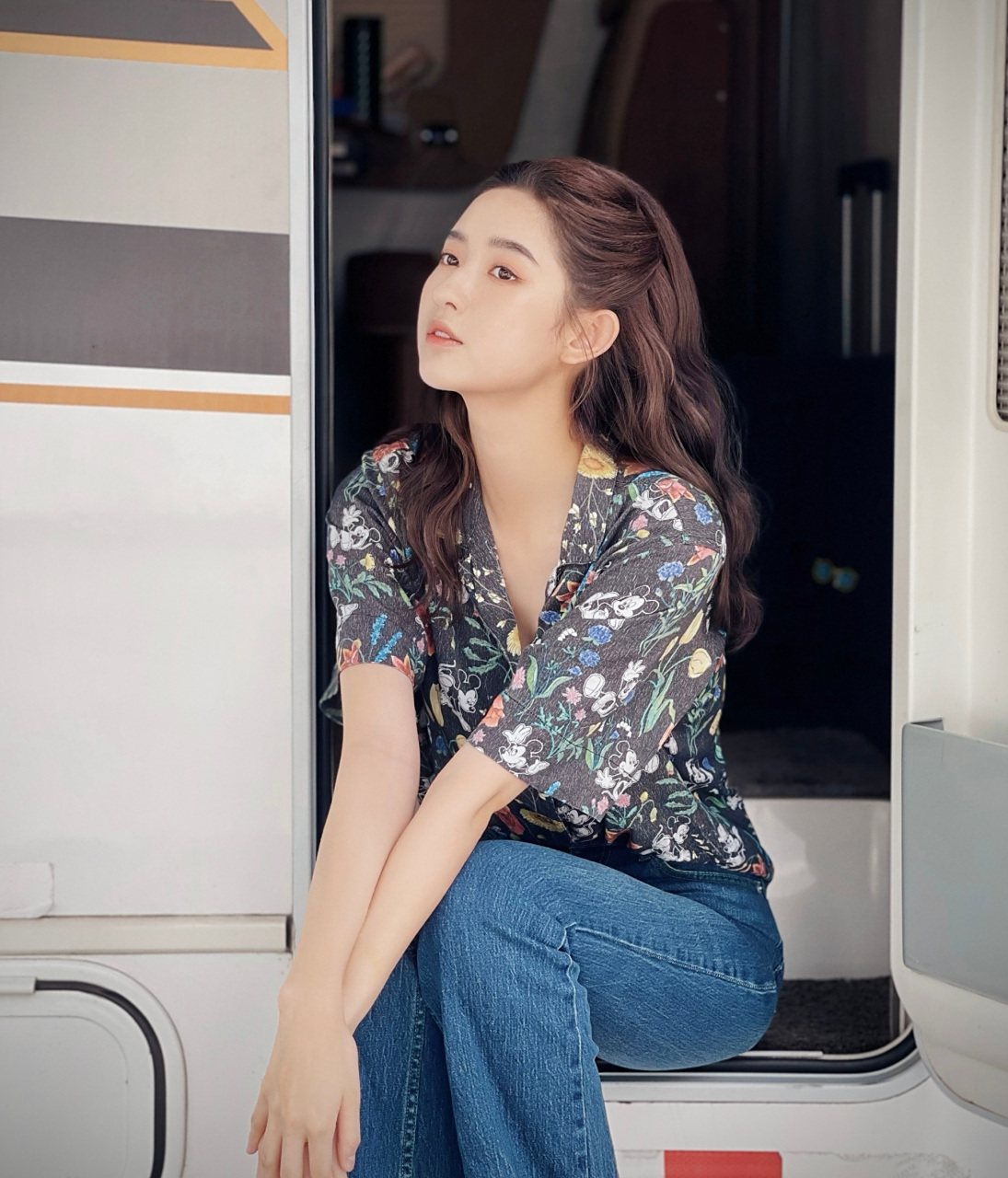王玉雯车边随拍,花衬衫搭配喇叭牛仔裤,尽显美丽好身材!