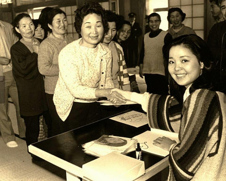 1977年,邓丽君在日本福岛宣传新专辑时栽的树,如今已经长大