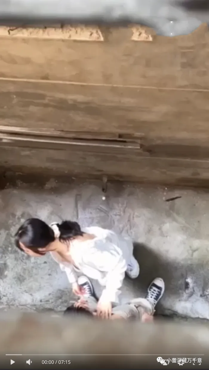 中学小情侣抵不过青春的躁动在巷内激战