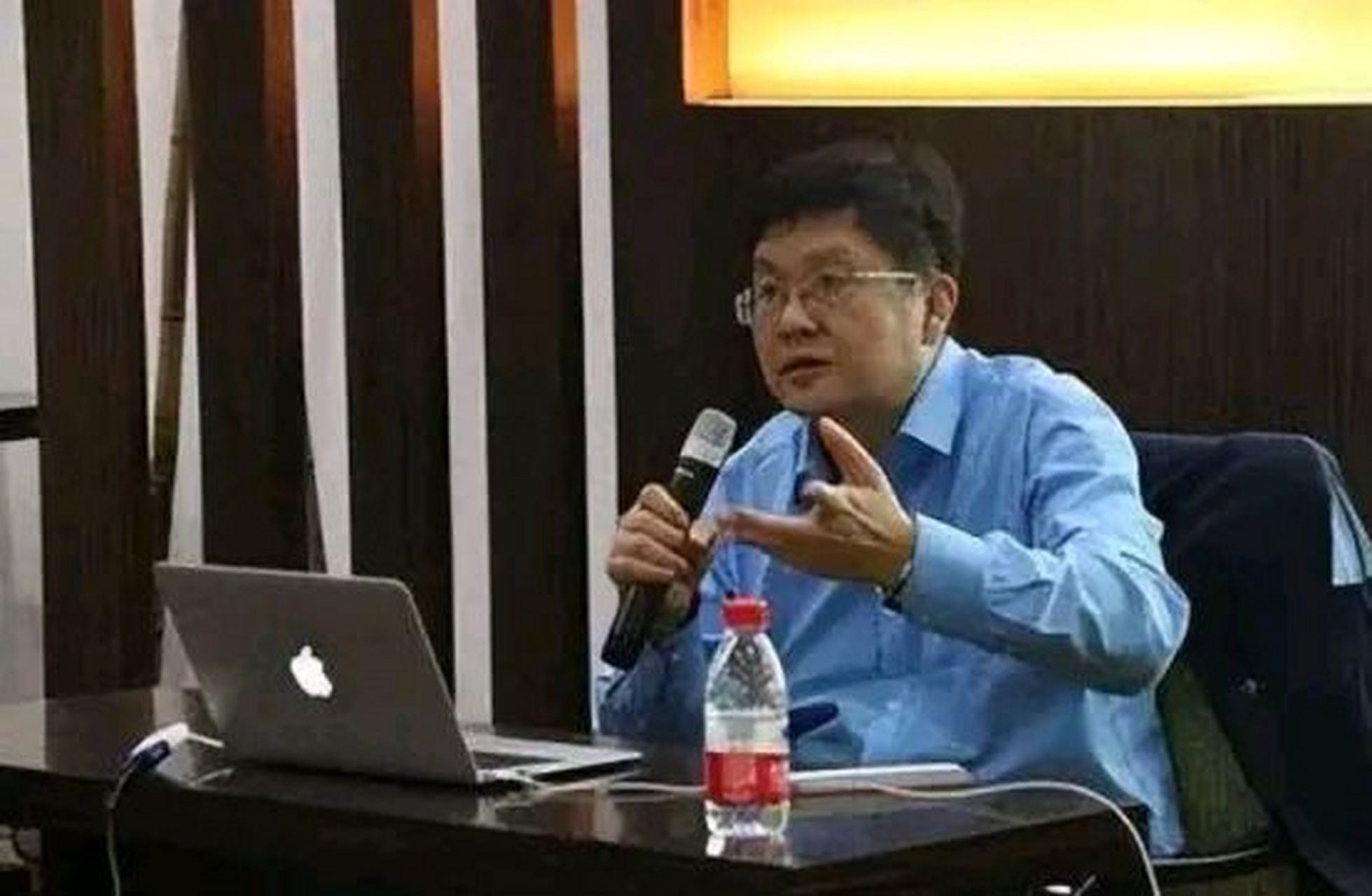 上海复旦大学著名历史教授冯伟,作为名校教授的冯伟,竟然公开替日本洗