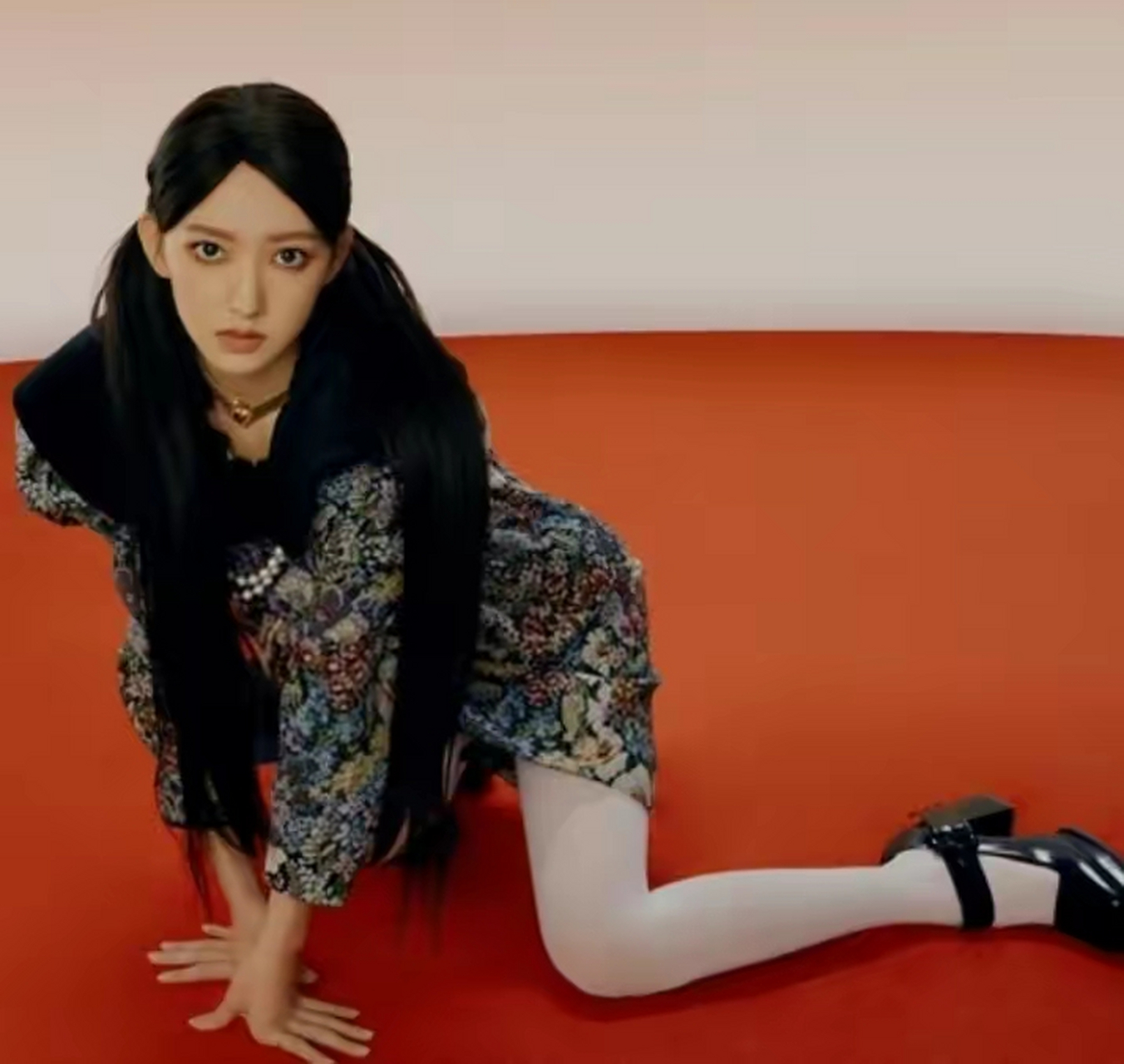 网友:白色丝袜搭配蛋糕连衣裙,程潇女神的各种潇洒姿态,让人惊艳