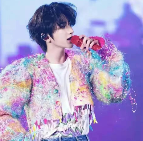 蔡徐坤被网上传出与一位女生照片,两人一起拥抱树袋熊