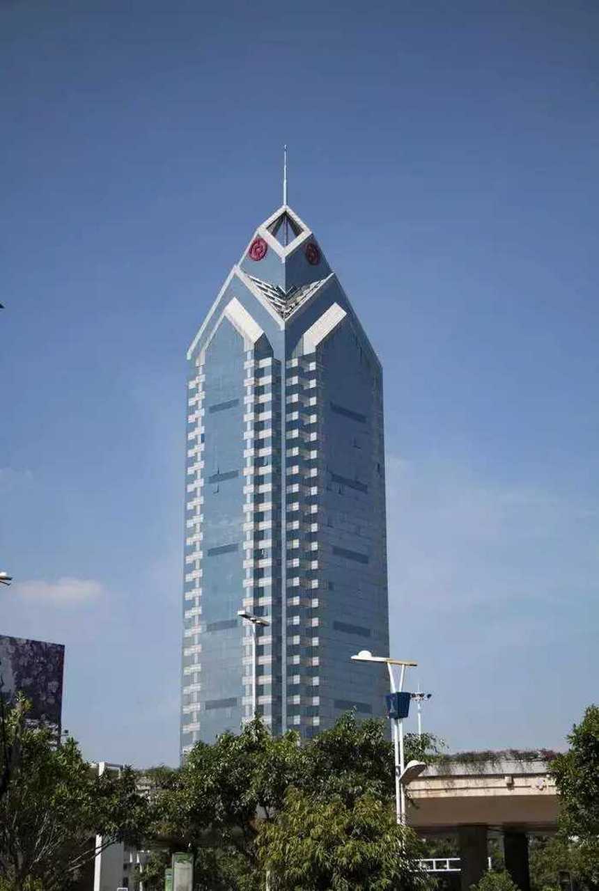 广州出现一"巨型蟑螂",广州中银大厦建筑,发光的眼睛其实是中国银行的