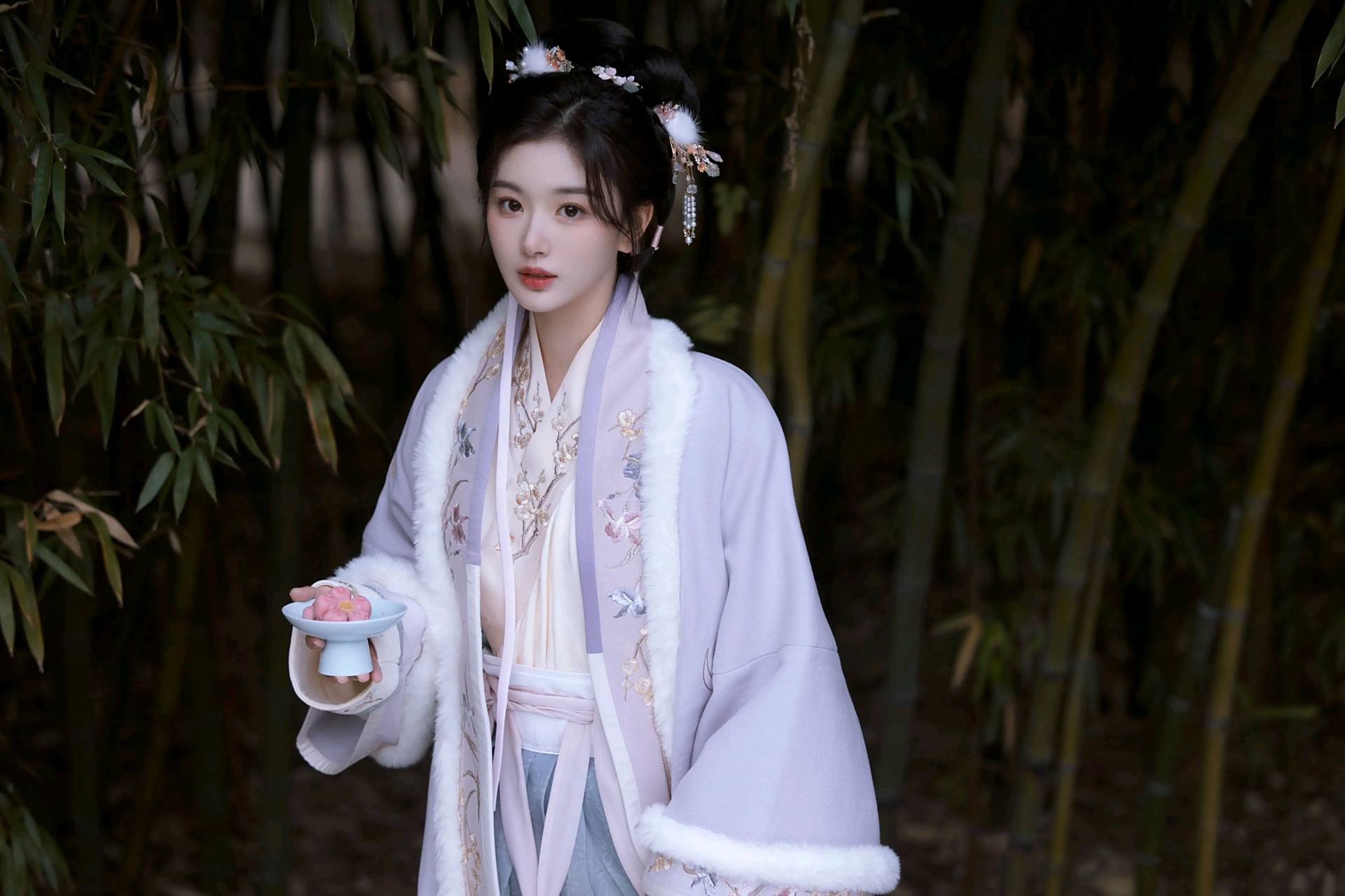 明星穿搭# #古典国风美人# #孔雪儿# 孔雪儿紫色汉服造型,温柔娴静