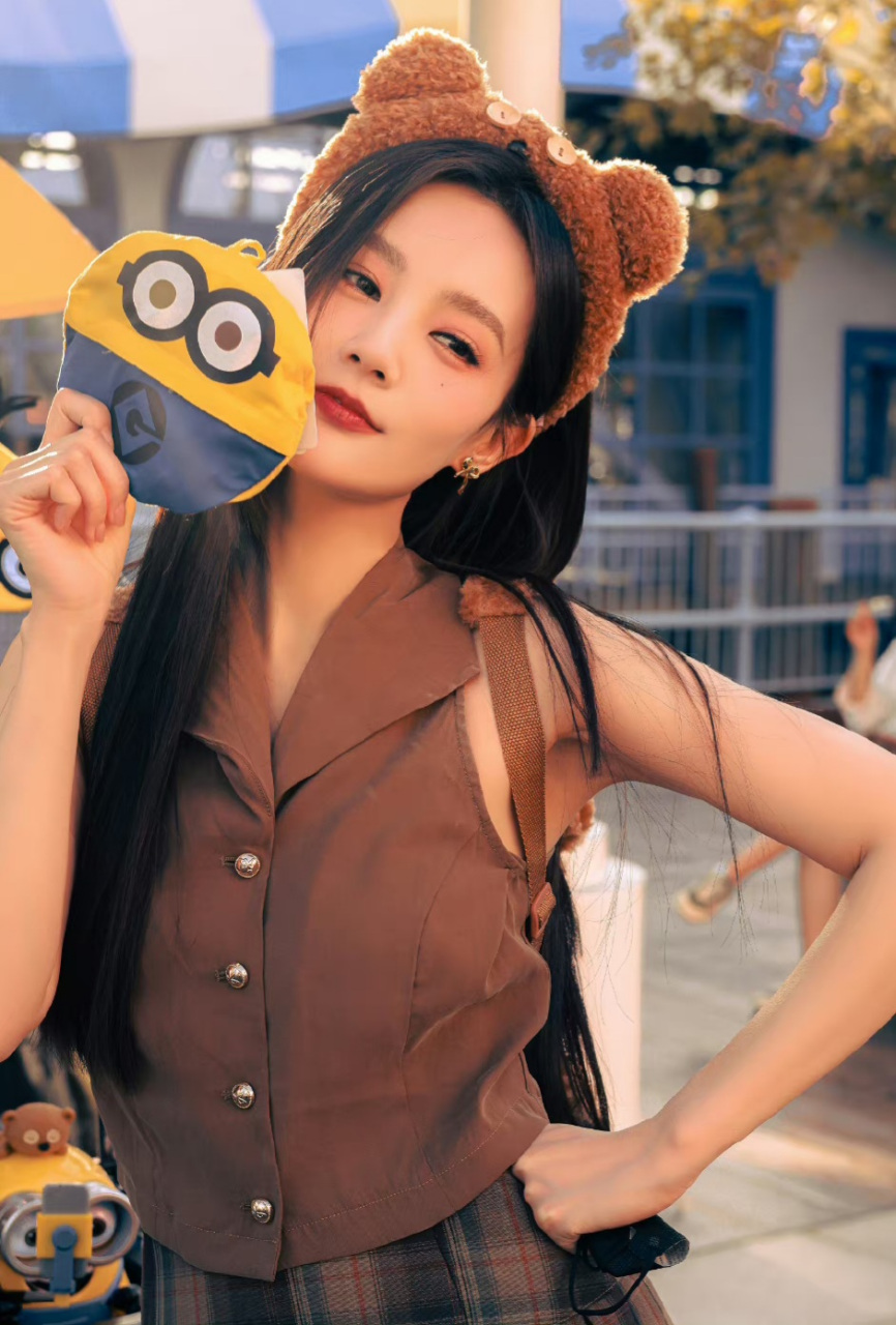 当红小花李一桐#李一桐# 的最新的私服写真被曾黎的站