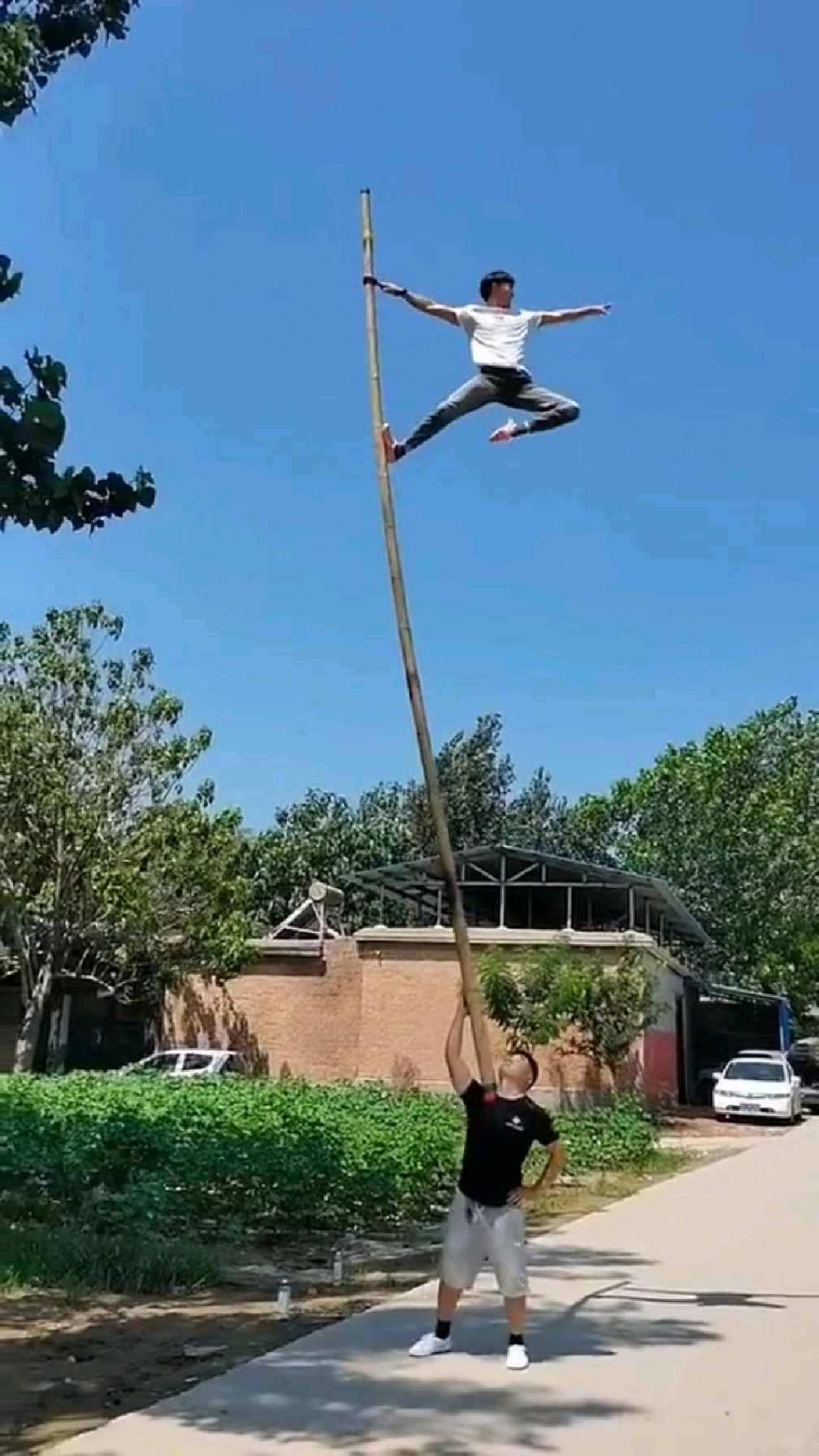 台上一分钟台下十年功,这可不是花拳绣腿,我们一定要支持这位民间高手