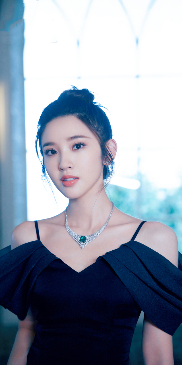 唐艺昕黑色裙子身材真好