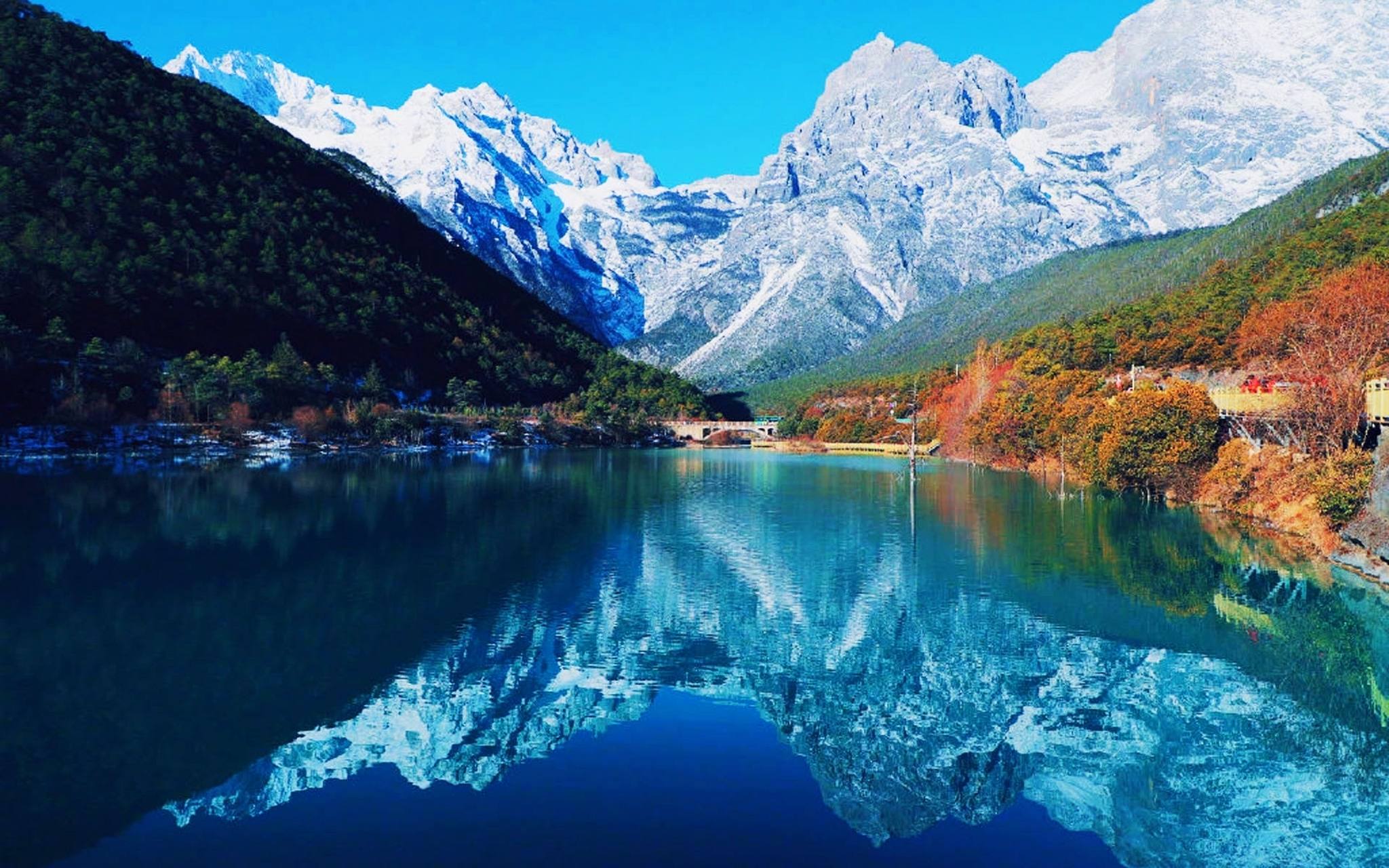 百度秋冬打卡挑战赛# 云南蓝月谷,湖水的颜色在晴天时呈现出蓝色,远