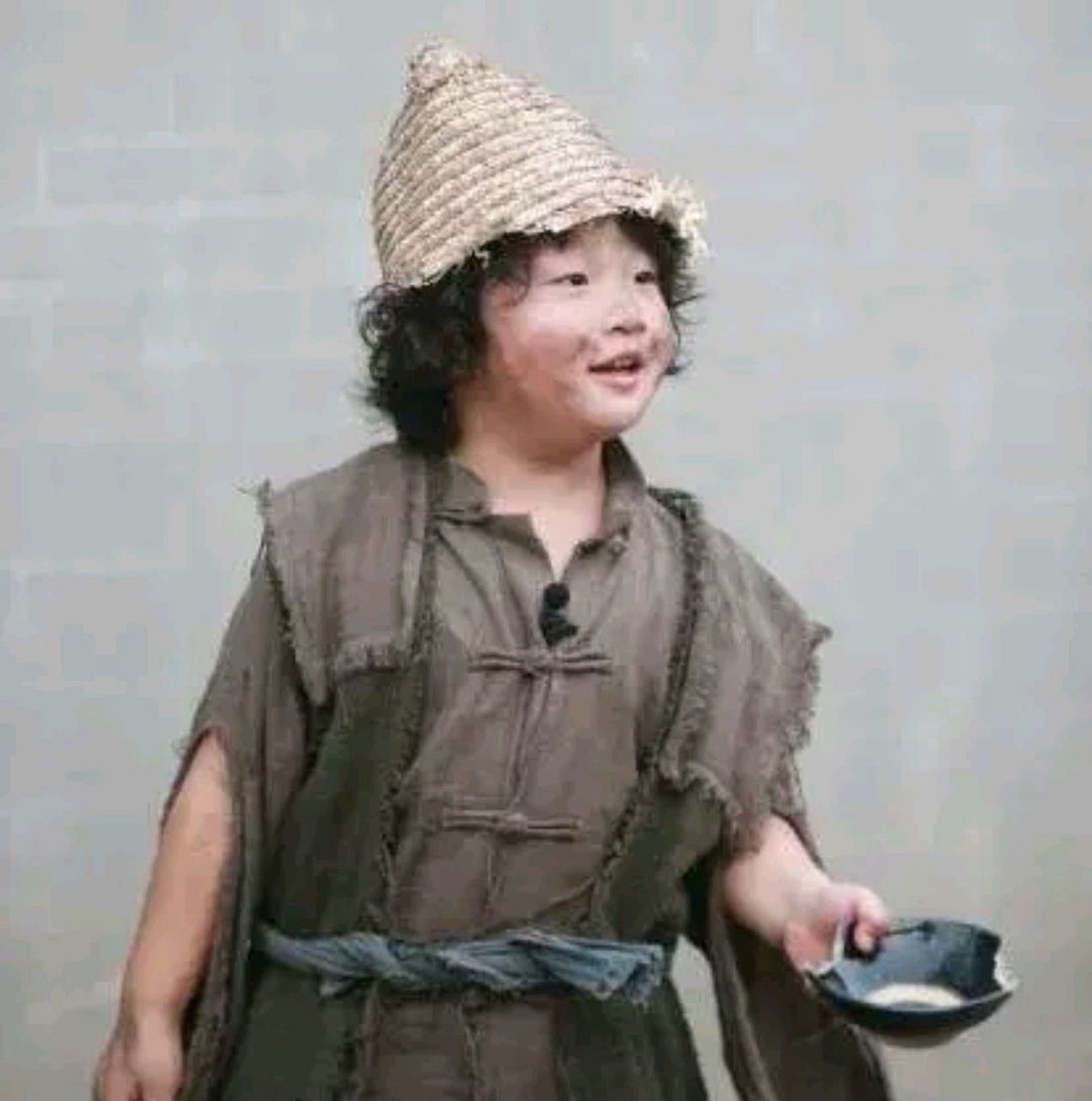 小乞丐到财主家要饭却被赶走,财主还扬言剩饭给狗也不给你,想不到多年