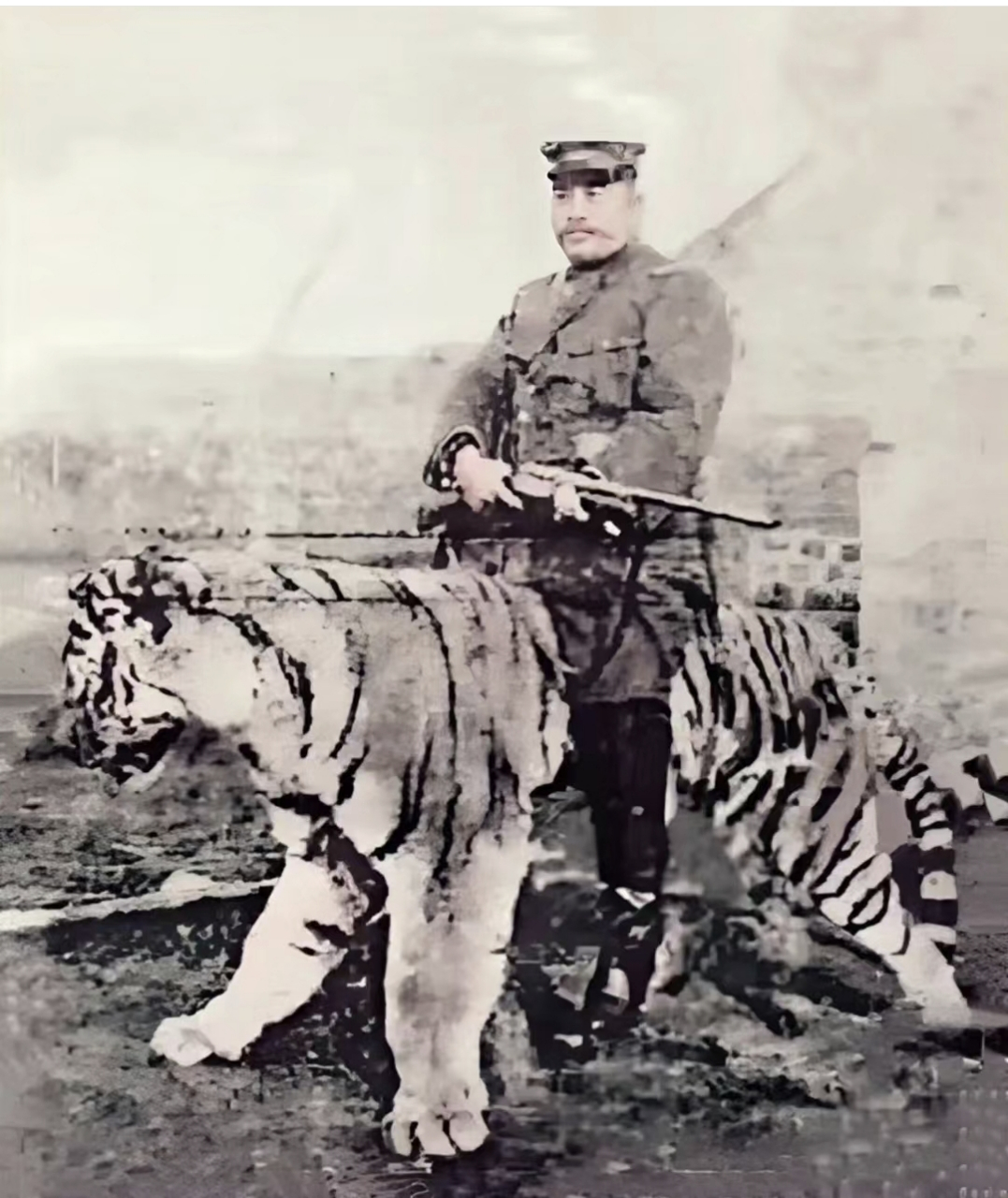 民国时期,奉系军阀汤玉麟骑虎照  民国时期,奉系军阀汤玉麟骑虎照,汤