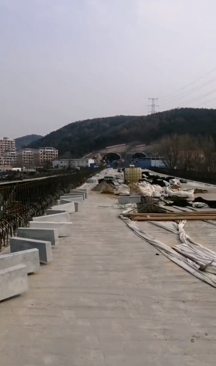 市民翘首以盼的大连旅顺中部通道正在加紧施工中,目前部分立交桥闸道