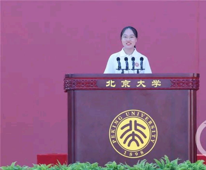 北京大学开学典礼,重庆妹子谢新颖作为本科生代表发言