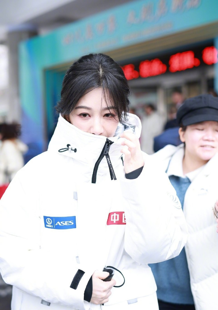 杨紫15日现身央视新片推介会现场,身穿白色羽绒服的小紫好清丽,寒冬里
