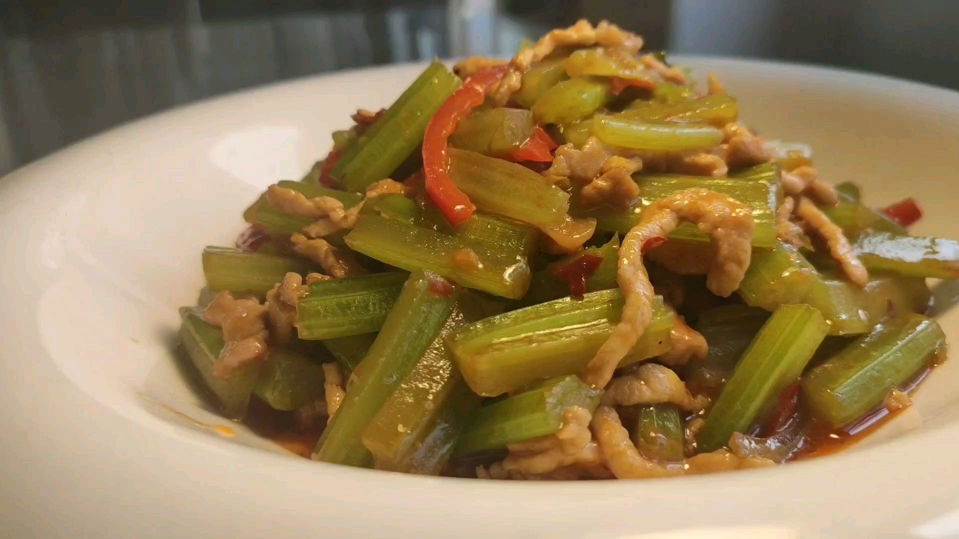 芹菜炒肉,很多人做错了,难怪不好吃,芹菜鲜脆,肉丝细嫩有诀窍