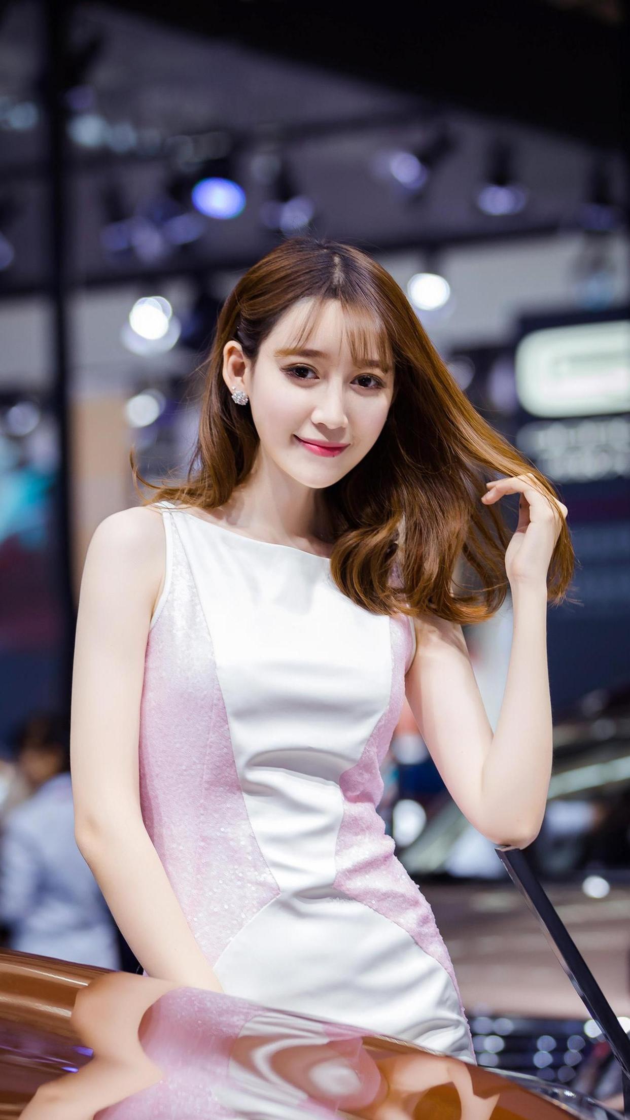 漂亮的车模小姐姐