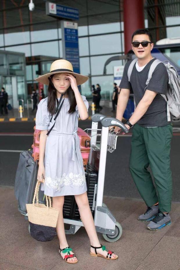 王菲谢霆锋同框现身机场,时隔23年再次牵手,男方真实身高曝光