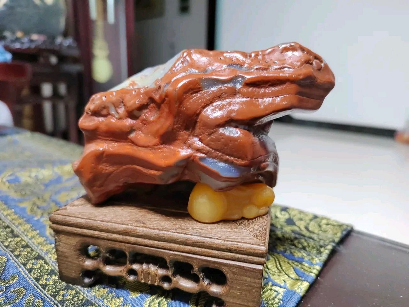 一只奇石金蟾整体形态非常形象,关键还生出了眼珠子,红色金蟾极为少见