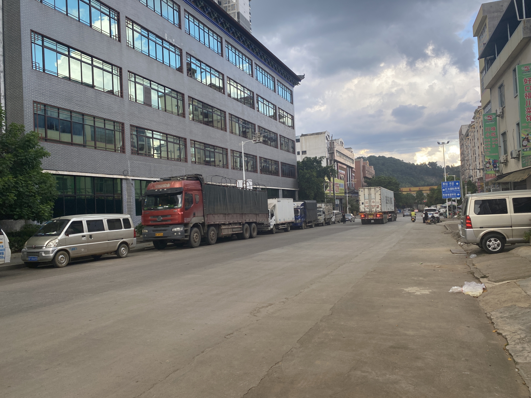 广西凭祥市中国红木第一城下午4点左右四周的情况,不难看出路上的车流