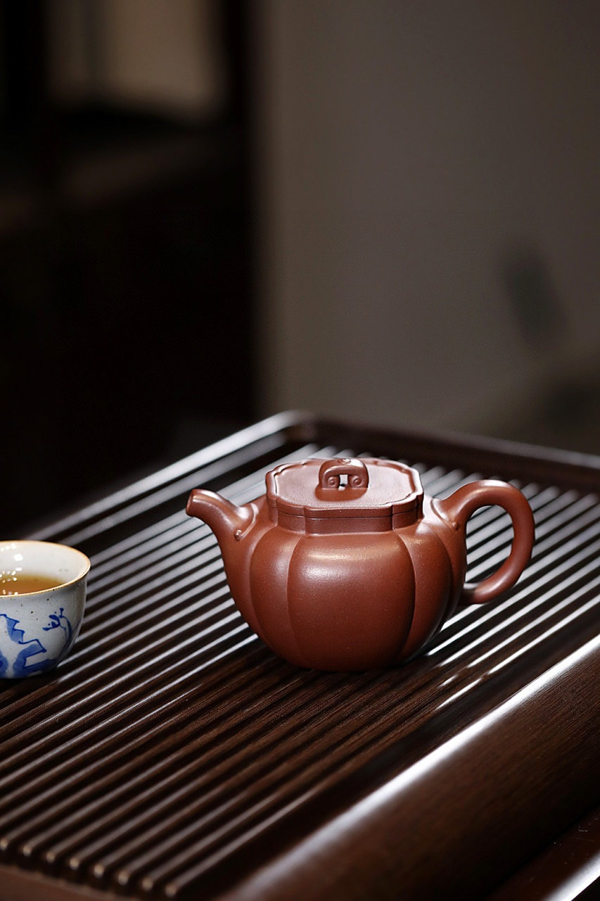 太极如意|优质紫泥|250cc|精工半手  筋纹贯穿壶身,线条清晰挺括,嘴把