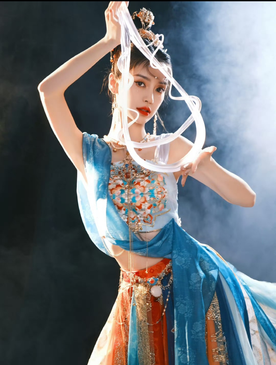 angelababy敦煌飞天妆造型释出,贴钻妆兼具古典与现代,摇曳多姿的敦煌