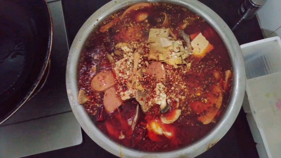 胖子做了一道水煮鱼,配上小孩最爱的火腿肠,一家人吃美了