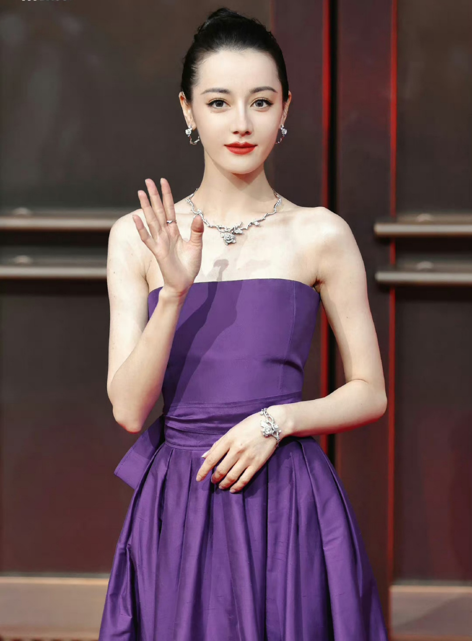 今晚迪奥红毯上的迪丽热巴美疯了!