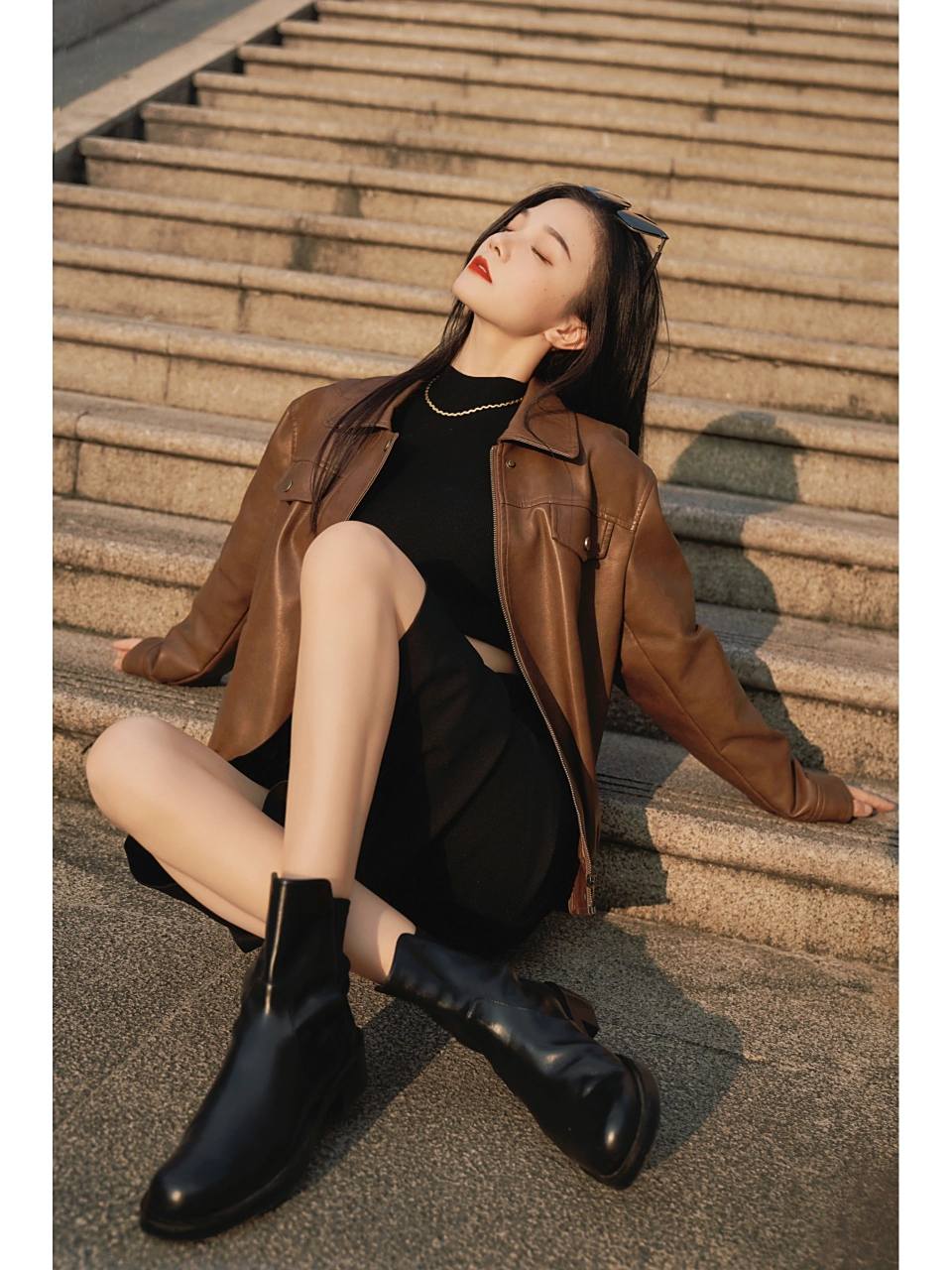秋日港风复古|皮衣皮靴的时髦帅气 时髦的秋天还得有皮衣皮靴 美拉德