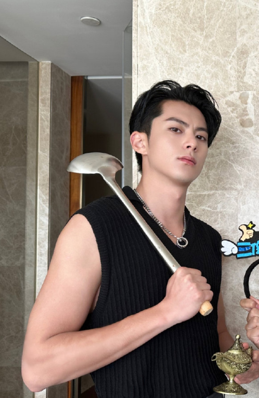 王鹤棣晒照秀手臂肌肉,健身那么久有效果了,他录节目还是那样爱搞怪的