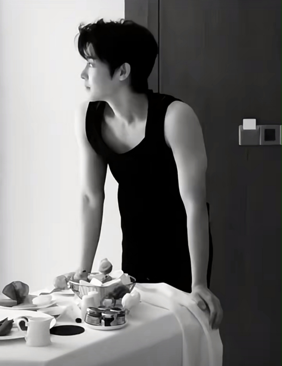 宽肩窄腰腹肌我好爱