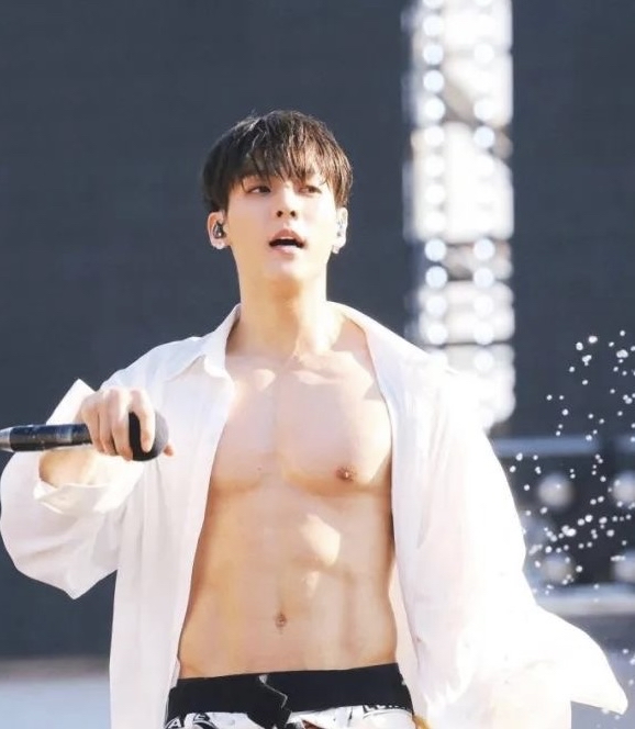 韩娱肌肉男菩萨,一边唱歌一边秀身材也太顶了