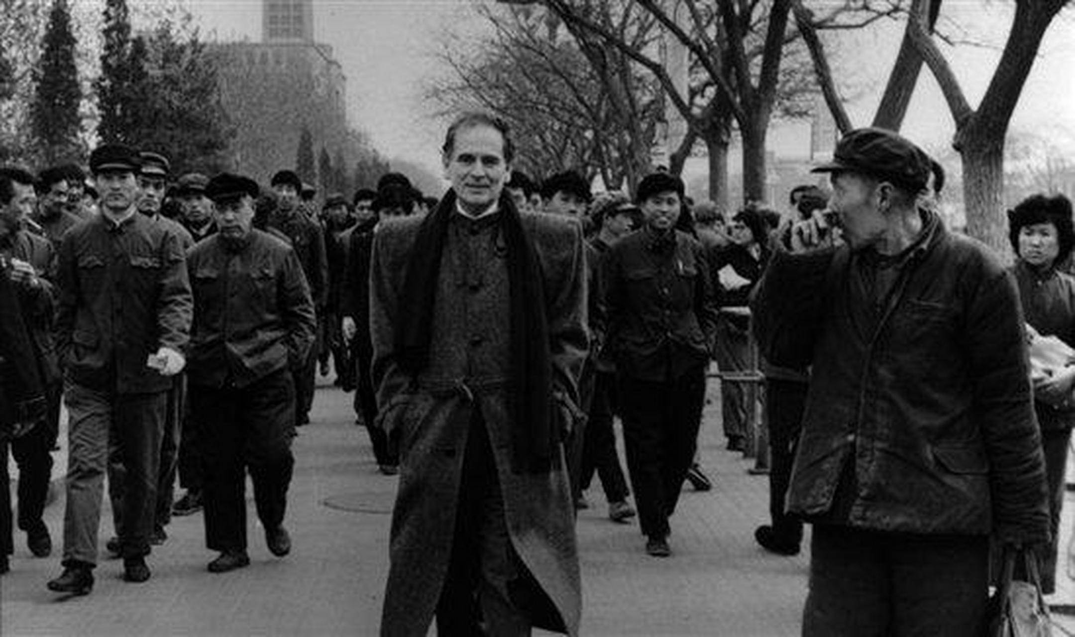 而第2张图中正是皮尔卡丹品牌创始人皮尔卡丹先生来到中国之后的