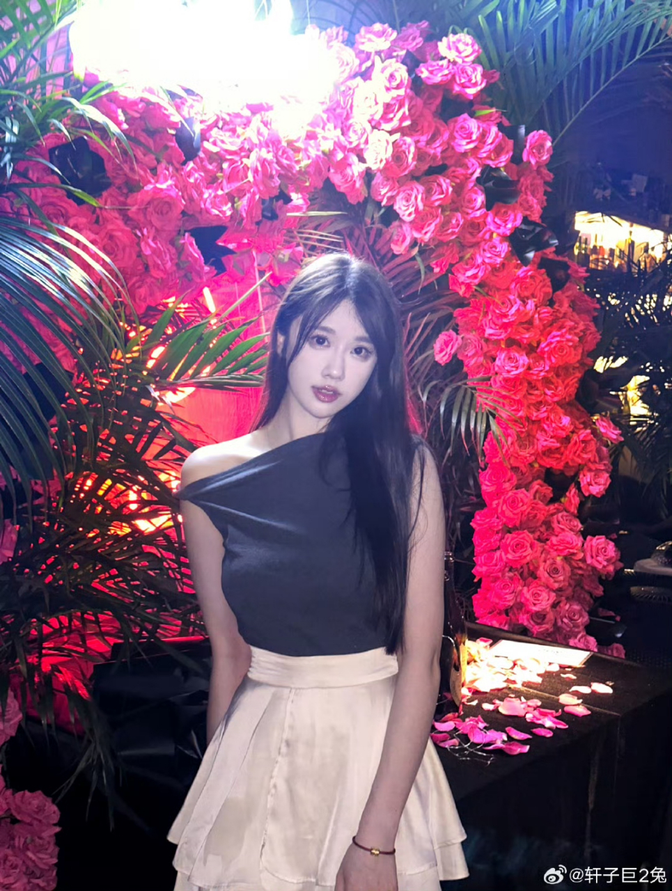 轩子巨二兔,美好的傍晚随拍#养眼美女# #性感美女# #美女