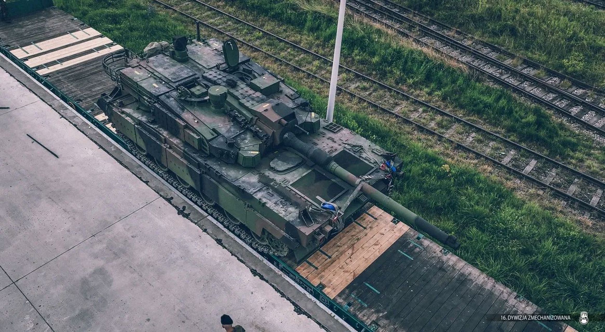 韩国的k2坦克虽然自有技术不多,但是有一说一颜值的确很高,像一个小m1