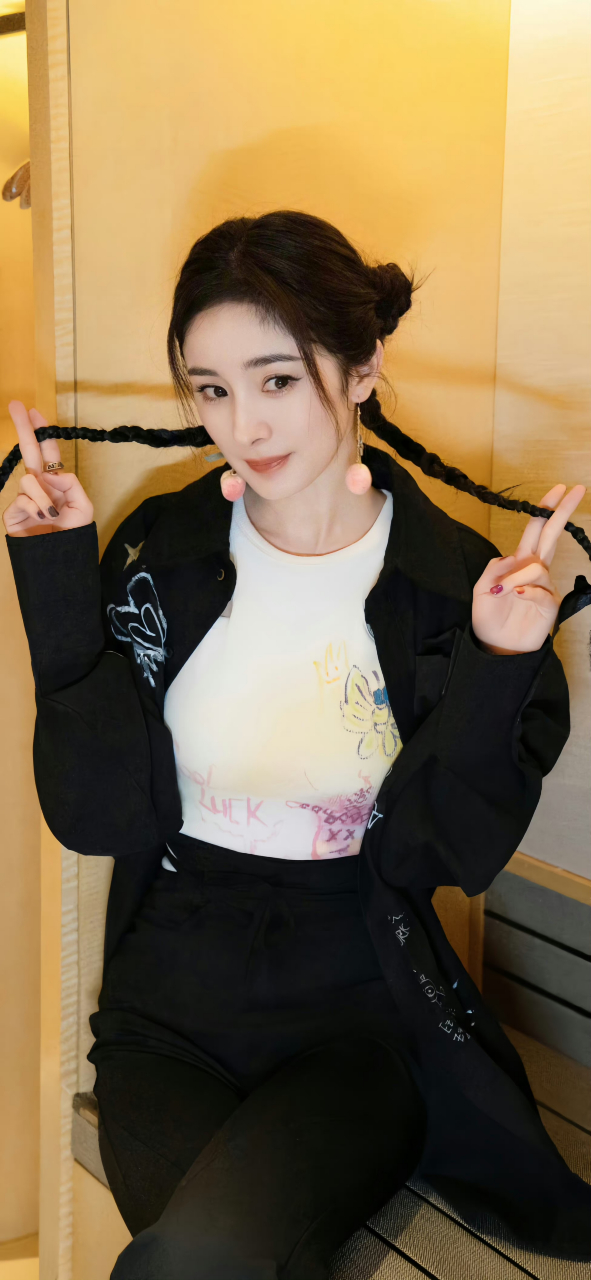 杨幂的双马尾造型,这谁顶得住#娱乐最前沿# #每日娱乐播报# #杨幂