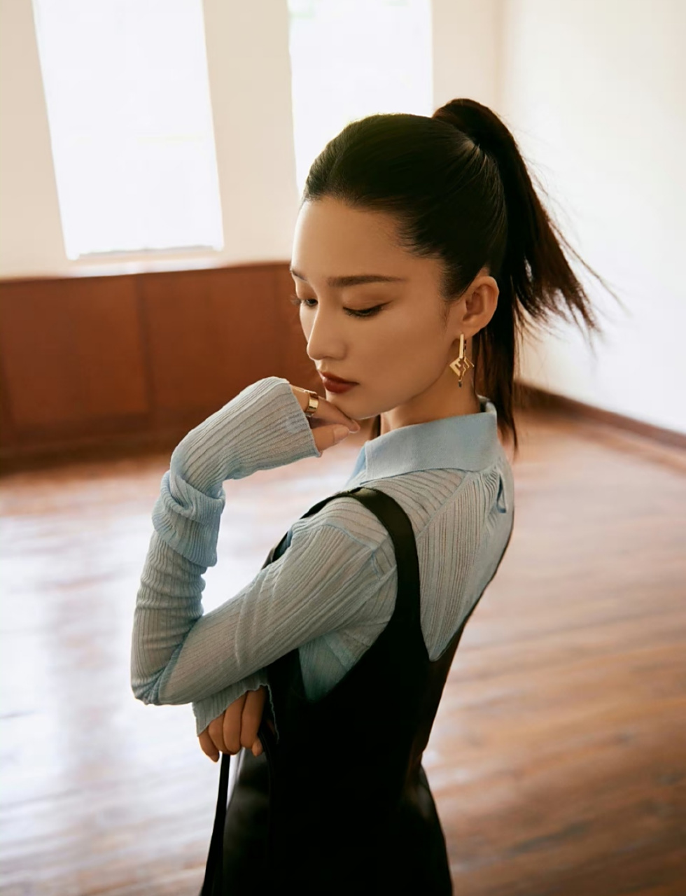 高贵冷艳的气质女神#李沁# 挑染高马尾搭配衬衣,黑皮裙,端庄优雅,时尚