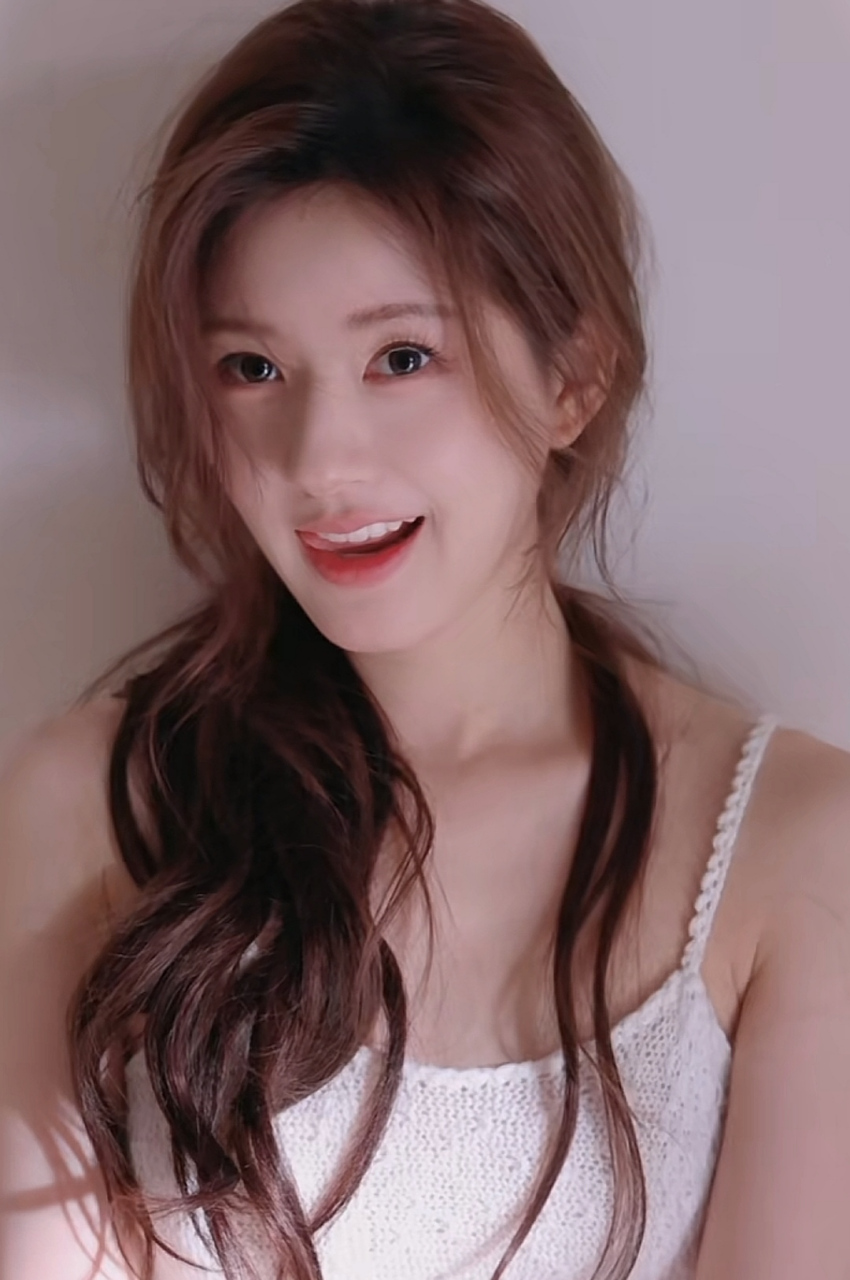 赵露思发新歌录制mv,清透妆容衬托白皙好肤色,低马尾微卷蓬松韩范十足