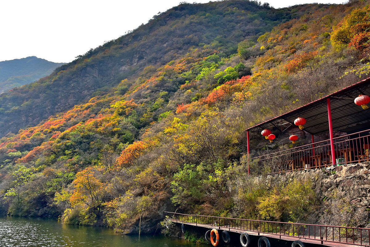 双龙峡,位于北京市门头沟区,是一个隐藏在群山之间的自然风景区