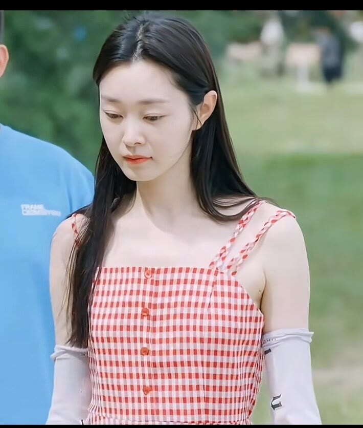 宋轶真是甜到爆表,穿红白格子的连衣裙,奶乎乎的美