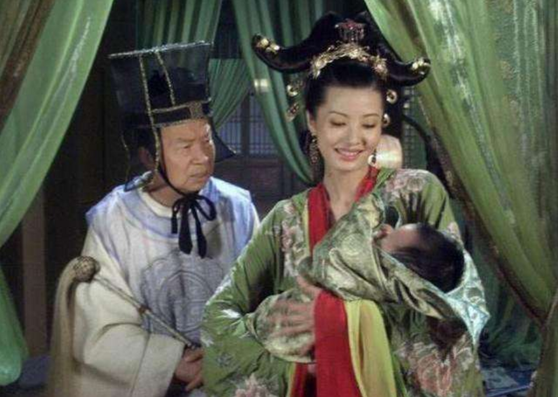 宰相吕夷简要求厚葬,太后刘娥怒斥:"你想插手内宫之事吗?