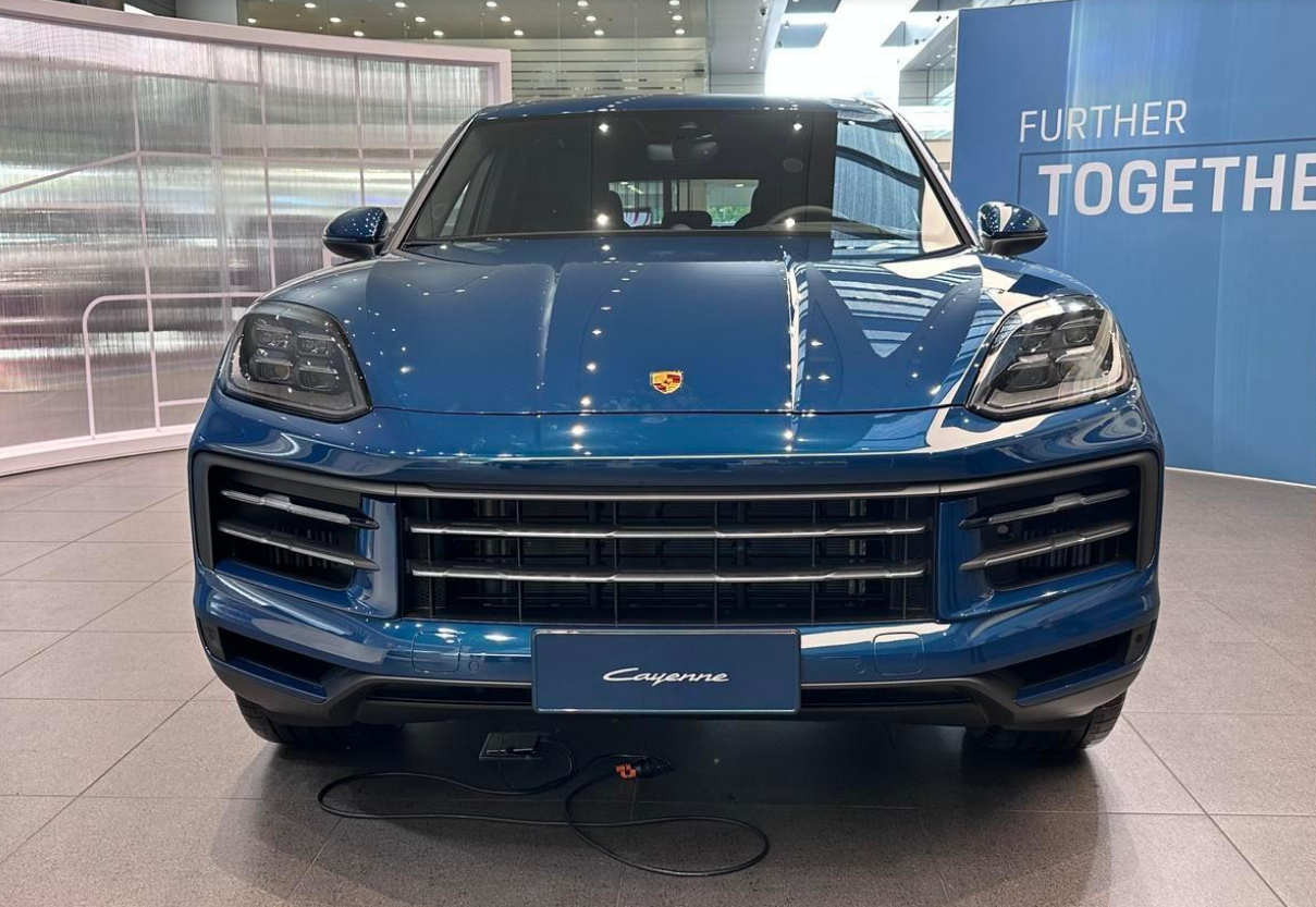 首批新卡宴实车,堆砌大屏幕不可避免,六缸八缸混动都有